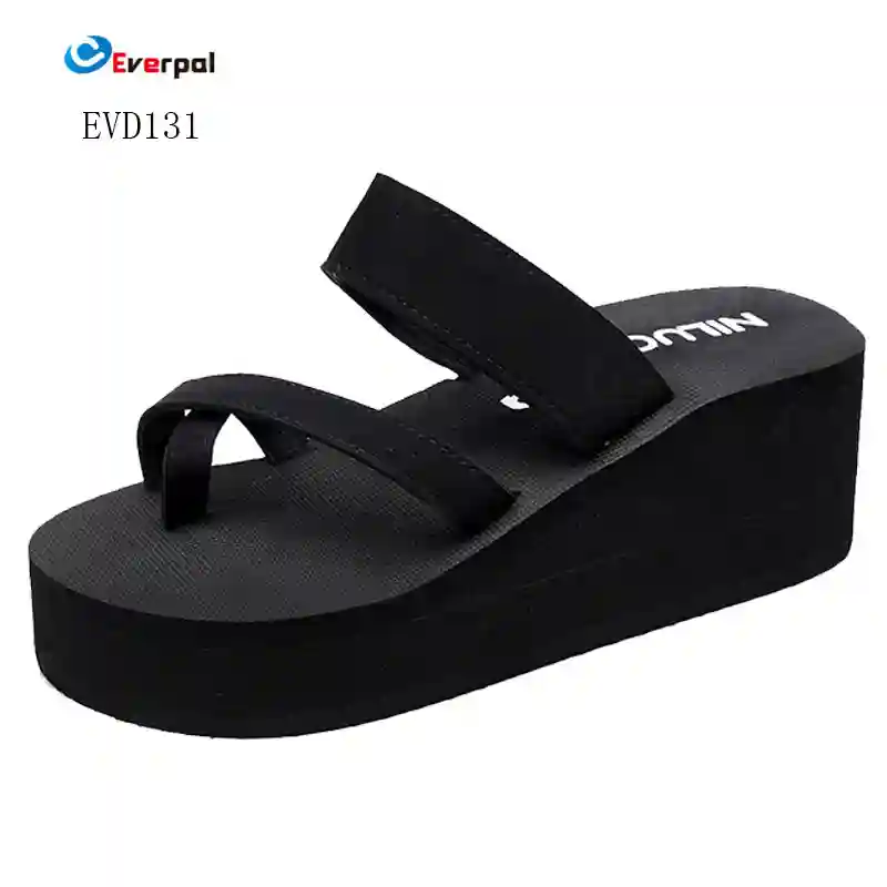 ¿Se están convirtiendo las chanclas de mujer en una nueva tendencia en el calzado informal?