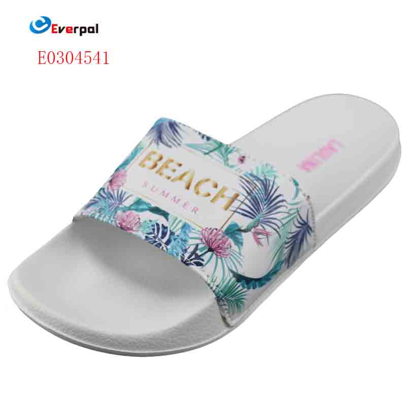 ¿Cómo pueden los zapatos con chanclas florales para mujer agregar comodidad y estilo a la moda cotidiana?